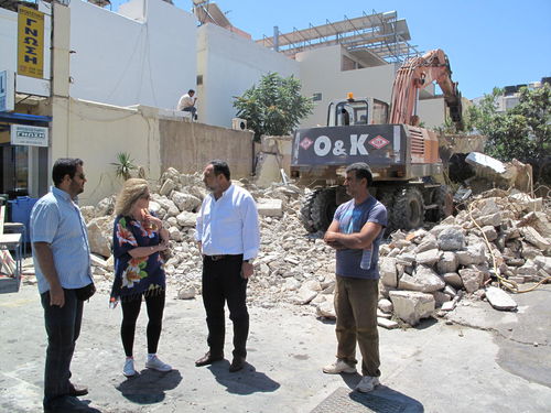 Ο Δήμαρχος Ηρακλείου κ. Γιάννης Κουράκης ενημερώνεται από τους επιβλέποντες μηχανικούς για τις εργασίες κατεδάφισης του παλαιού Κοινοτικού Καταστήματος της Νέας Αλικαρνασσού.