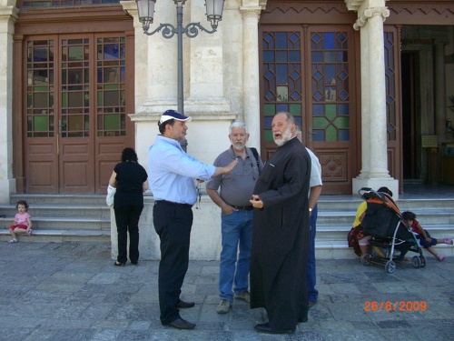Ο Δήμαρχος Ηρακλείου κ.Γιάννης Κουράκης με τον Εφημέριο του Αγ.Μηνά και τον μελετητή
